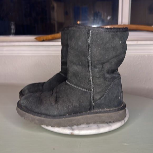 UGG BLACK MID CALF BOOTS (6) - Picture 2 of 4